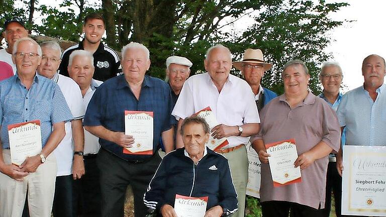 Mehr als 60 Jahre beim BSC sind Heinz Halbig (von links), Vorsitzender Maximilian Wehner, Eckhard Fehr, Ludwig Metz, Hans Kleinhenz, Karl Nürnberger, Günter Digel, Kurt Nürnberger, Vorsitzender Johannes Nürnberger, Ludwig Lang, Gerhard Stanke, Wer... - Mehr als 60 Jahre beim BSC sind Heinz Halbig (von links), Vorsitzender Maximilian Wehner, Eckhard Fehr, Ludwig Metz, Hans Kleinhenz, Karl Nürnberger, Günter Digel, Kurt Nürnberger, Vorsitzender Johannes Nürnberger, Ludwig Lang, Gerhard Stanke, Werner Reuß, Klaus Kirschbauer, Franz Metz, Herbert Füller, Edwin Köth, Siegbert Fehr sowie die Vorsitzenden Michael Manger und Volker Lang. Mehr als 60 Jahre beim BSC sind Heinz Halbig (von links), Vorsitzender Maximilian Wehner, Eckhard Fehr, Ludwig Metz, Hans Kleinhenz, Karl Nürnberger, Günter Digel, Kurt Nürnberger, Vorsitzender Johannes Nürnberger, Ludwig Lang, Gerhard Stanke, Wer... - Mehr als 60 Jahre beim BSC sind Heinz Halbig (von links), Vorsitzender Maximilian Wehner, Eckhard Fehr, Ludwig Metz, Hans Kleinhenz, Karl Nürnberger, Günter Digel, Kurt Nürnberger, Vorsitzender Johannes Nürnberger, Ludwig Lang, Gerhard Stanke, Werner Reuß, Klaus Kirschbauer, Franz Metz, Herbert Füller, Edwin Köth, Siegbert Fehr sowie die Vorsitzenden Michael Manger und Volker Lang.