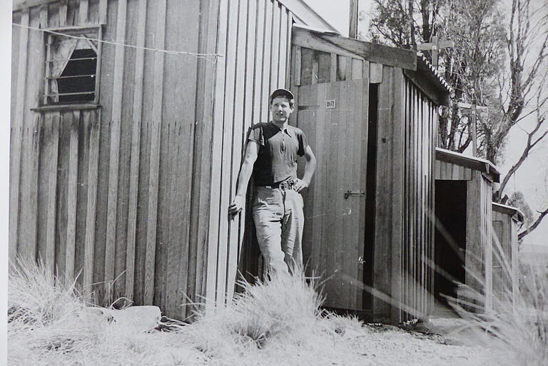 Erich Kempf vor seiner Hütte, in der er während seiner Zeit in Tasmanien lebte. Erich Kempf vor seiner Hütte, in der er während seiner Zeit in Tasmanien lebte.