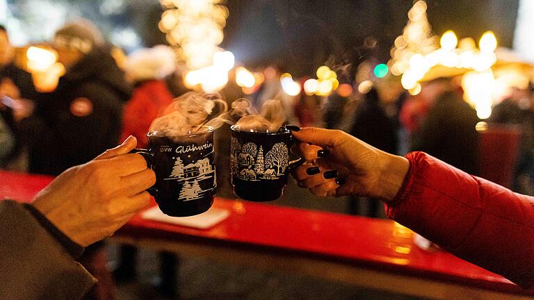 Neben Glühwein und Punsch gibt es auch verschiedene Speisen auf dem Haßfurter Weihnachtsmarkt (Symbolbild). Neben Glühwein und Punsch gibt es auch verschiedene Speisen auf dem Haßfurter Weihnachtsmarkt (Symbolbild).