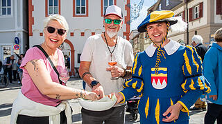 Die Tourismus-Saison wird mit einem musikalischen Frühschoppen eröffnet       -  Am Ostersonntag 20.04.25 wird die Tourismus-Saison in Volkach eröffnet. Zu dem musikalischen Frühschoppen kam der Weinadel mit der Weinkönigin Lisa Lehritter und der Osterhase an die Mainschleife.