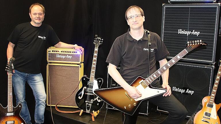 Jochim Lang (rechts) und Wolfgang Hanel entwickeln „Vintage Amps“. Die Gitarrenverstärker-Marke soll bald wieder an ihre frühere Popularität anknüpfen. Jochim Lang (rechts) und Wolfgang Hanel entwickeln „Vintage Amps“. Die Gitarrenverstärker-Marke soll bald wieder an ihre frühere Popularität anknüpfen.