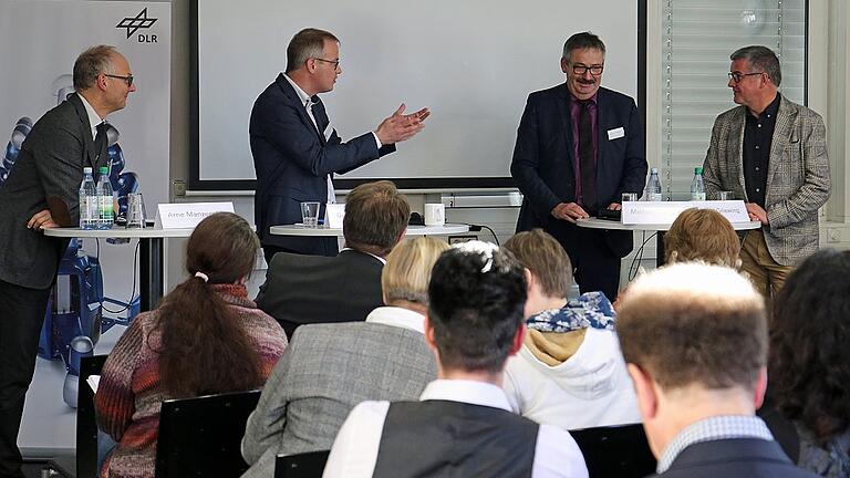 Während der Podiumsdiskussion (von links): Arne Manzeschke, Leiter der Fachstelle für Ethik und Anthropologie im Gesundheitswesen der Evangelisch-Lutherischen Kirche in Bayern, Moderator Gero Kellermann, Akademie für Politische Bildung, Michael Pflügner, Geschäftsführer Nürnberger Stift, und Bernd Griewing, Vorstand der Rhön-Klinikum AG.