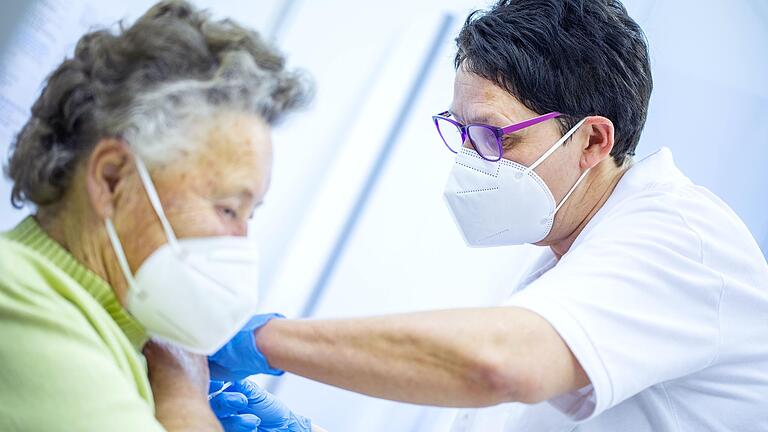Dieses Mal sind nur die älteren Menschen (hier ein Symbolbild) an der Reihe: Der Landkreis bietet rund 500 Dosen Johnson & Johnson, die bei der Valeo-Betriebsimpfung übrig geblieben sind, für über 60-Jährige an. Dieses Mal sind nur die älteren Menschen (hier ein Symbolbild) an der Reihe: Der Landkreis bietet rund 500 Dosen Johnson & Johnson, die bei der Valeo-Betriebsimpfung übrig geblieben sind, für über 60-Jährige an.