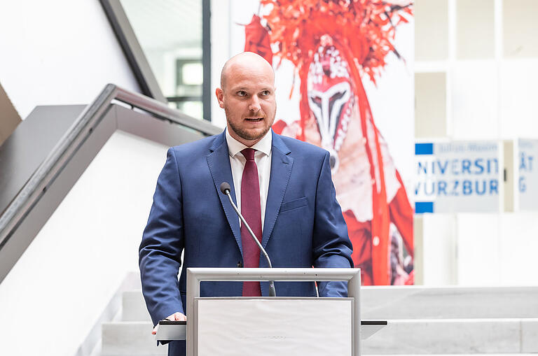 Julien Bobineau bei der Fotoausstellung Königreiche in Afrika in der Uni Würzburg. Julien Bobineau bei der Fotoausstellung Königreiche in Afrika in der Uni Würzburg.