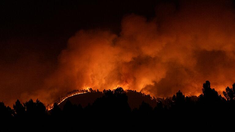 Waldbrand in Spanien.jpeg - Nördlich von Valencia frisst sich das Feuer durch die Wälder. Waldbrand in Spanien.jpeg - Nördlich von Valencia frisst sich das Feuer durch die Wälder.