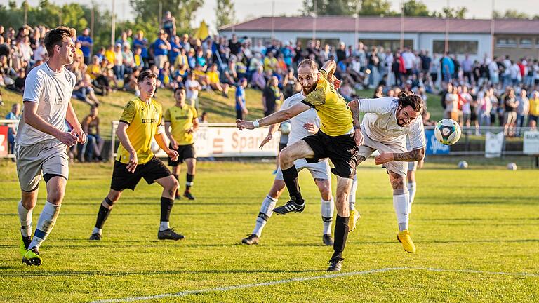 1100 Zuschauende in Haßfurt sahen auch diesen Zweikampf zwischen Dustin Zschoke (rechts, FC Kleinsteinach) und Omar Swaid vom TV Königsberg.