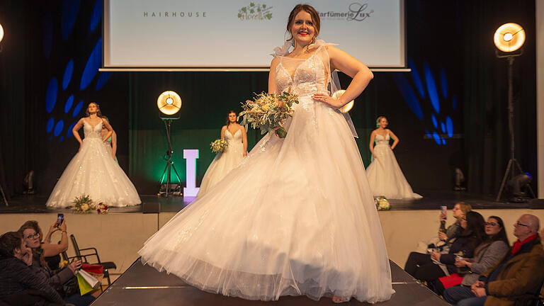 Hochzeitsmesse der Main-Post in der Stadthalle Bad Neustadt       -  Wie soll das Brautkleid oder der Anzug aussehen? Hochzeitsmessen bieten Inspiration und helfen bei der Entscheidung.