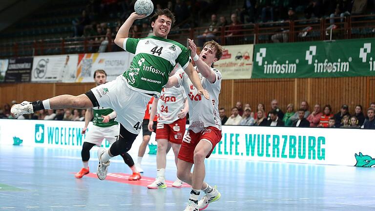 Oliver Nielsen (links) und seine Wölfe Würzburg dürfte am Donnerstag im Spitzenspiel gegen den HC Oppenweiler/Backnang größere Gegenwehr erwarten als beim jüngsten Heimsieg gegen Schlusslicht TG Landshut (rechts mit Severin Henrich). Oliver Nielsen (links) und seine Wölfe Würzburg dürfte am Donnerstag im Spitzenspiel gegen den HC Oppenweiler/Backnang größere Gegenwehr erwarten als beim jüngsten Heimsieg gegen Schlusslicht TG Landshut (rechts mit Severin Henrich).