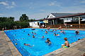 Bei den heißen Temperaturen der letzten Tage herrscht Vollbetrieb im Freibad Albertshausen Foto: Christian Ammon