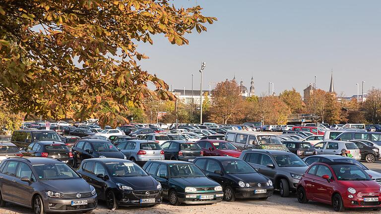 Auf dem Talavera-Parkplatz in Würzburg parken viele Pendler. Auf dem Talavera-Parkplatz in Würzburg parken viele Pendler.