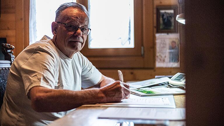 'Die Bürokratie ist belastend', sagt Rudolf Koch aus Ebern (Lkr. Haßberge). Seine Frau war in der Pflegeeinrichtung in Schloss Gleusdorf untergebracht - und wurde nach Bad Rodach (Lkr. Coburg) verlegt. 'Die Bürokratie ist belastend', sagt Rudolf Koch aus Ebern (Lkr. Haßberge). Seine Frau war in der Pflegeeinrichtung in Schloss Gleusdorf untergebracht - und wurde nach Bad Rodach (Lkr. Coburg) verlegt.