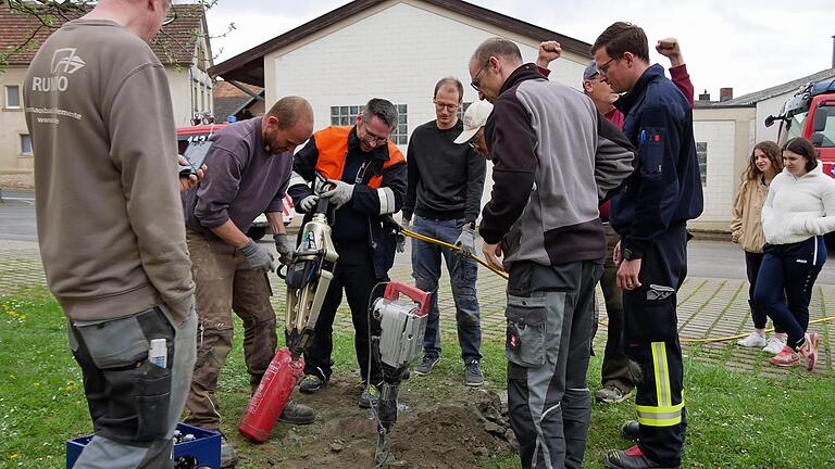 Um den Feuerlöscher aus dem Mainbaumloch zu holen, mussten die Hausener Feuerwehrleute zum Bohrhammer und sogar zum Rettungsspreizer greifen. Um den Feuerlöscher aus dem Mainbaumloch zu holen, mussten die Hausener Feuerwehrleute zum Bohrhammer und sogar zum Rettungsspreizer greifen.