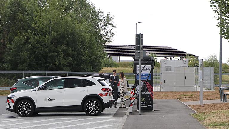 Diese Kombi gibt's sonst nirgends in Deutschland: Die Fotovoltaik-Anlage (im Hintergrund) speist die Schnellladesäulen und den Speicher (grauer Kasten rechts im Bild). So kann hier auch in der Nacht Ökostrom getankt werden. Diese Kombi gibt's sonst nirgends in Deutschland: Die Fotovoltaik-Anlage (im Hintergrund) speist die Schnellladesäulen und den Speicher (grauer Kasten rechts im Bild). So kann hier auch in der Nacht Ökostrom getankt werden.