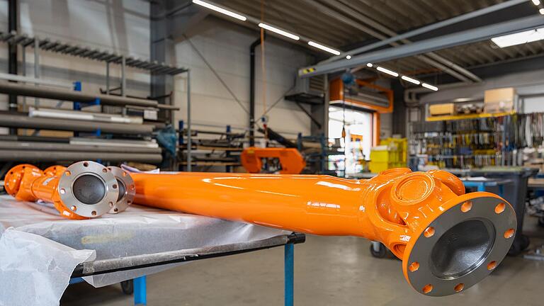 Das Unternehmen produziert Flansche, Gelenkkreuze und Gelenkwellen (im Bild). Auch auf individuelle Kundenwünsche kann dabei eingegangen werden.