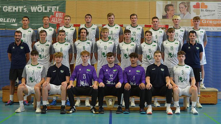 Der Kader des Handball-Bayernligisten SG DJK Rimpar für die Saison 2023/24: (hinten von links) Luis Baumeister, Julian Sauer, Lukas Beran, Jonas Krenz, Lukas Hermann, Maximilian Wirth, Tobias Tischer, Bennet Brinkmeier, Milan Kütt, (Mitte von links) Trainer Florian Kemmer, Fabian Benkert, Luca Edelmann, Tilman Märker, Tyler Grömling, Finn Daugs, Mathis Miltenberger, Justus Schraud, Trainer Bastian Krenz, (vorne von links) Johannes Gärtner, Raphael Koper, Nico Tilgner, Robert Tschuri, Mike Siebentritt, Elias Wartner, Josef Weber. Es fehlen: Matthias Keidel, Silas Kütt, Valentin Weyer, Hannes Rabe, Moritz Mohr und Manuel Bijelic.