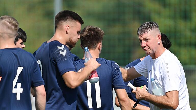 Die SG Brendlorenzen Windshausen mit Trainer Matthias Petzold (rechts) ist bisher die Wundertüte der Kreisklasse Rhön 2. Die SG Brendlorenzen Windshausen mit Trainer Matthias Petzold (rechts) ist bisher die Wundertüte der Kreisklasse Rhön 2.