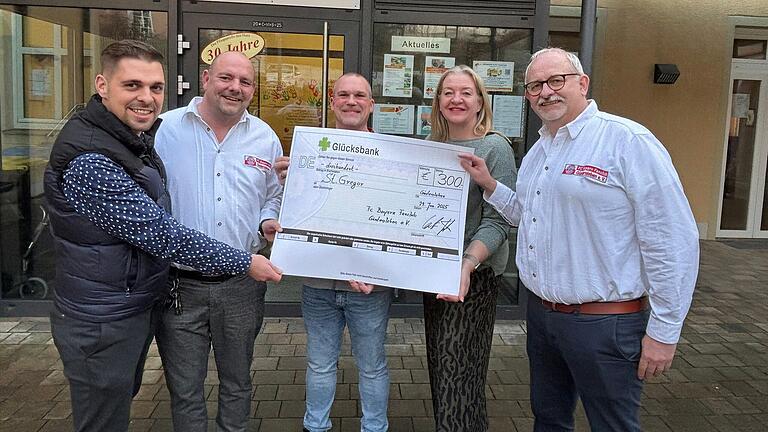 Philipp Spiegel, Geschäftsführer Caritas St. Gregor, Rainer Frühwacht, 1. Vorstand FC Bayern Fanclub Güntersleben e.V., Steffen Öhrlein, Einrichtungsleitung Caritas Tagespflege St. Gregor, Angelika Königer, Vorsitzende Caritas St. Gregor, Chris Grötzner, Schriftführer FC Bayern Fanclub Güntersleben. Philipp Spiegel, Geschäftsführer Caritas St. Gregor, Rainer Frühwacht, 1. Vorstand FC Bayern Fanclub Güntersleben e.V., Steffen Öhrlein, Einrichtungsleitung Caritas Tagespflege St. Gregor, Angelika Königer, Vorsitzende Caritas St. Gregor, Chris Grötzner, Schriftführer FC Bayern Fanclub Güntersleben.