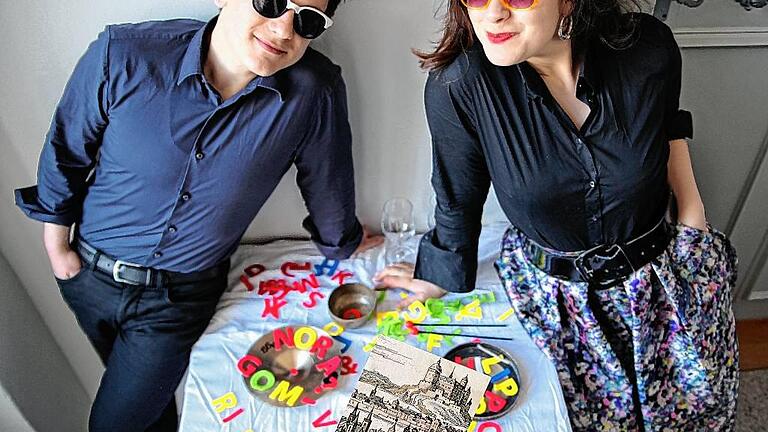 Schriftstellerin Nora Gomringer und Schlagzeuger Philipp Scholz gestalteten für &bdquo;Würzburg liest ein Buch&ldquo; einen literarisch-musikalischen Abend mit dem Titel &bdquo;Der Junker, die Dichterin, der Trommler&ldquo;.