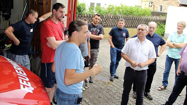 In Mönchstockheim soll ein neues Feuerwehrhaus gebaut werden, eine Sanierung des Bestands ist nicht sinnvoll. In diesen Punkten waren sich Kommandant Jochen Schmitt (vorne links) und Architekt Norbert Boldt (vorne rechts) beim jüngsten Ortstermin einig.