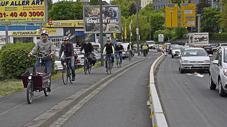 Im Zweirichtungsverkehr an der Versbacher Straße entlang: Der Radverkehrsbeauftragte Adrien Cochet-Weinandt (links) und interessierte Bürger bei der Befahrung der Radachse 3/3a. Im Zweirichtungsverkehr an der Versbacher Straße entlang: Der Radverkehrsbeauftragte Adrien Cochet-Weinandt (links) und interessierte Bürger bei der Befahrung der Radachse 3/3a.