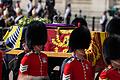 Der in die königliche Standarte gehüllte Sarg von Königin Elizabeth II. mit der kaiserlichen Staatskrone wird zur Westminster Hall in London getragen. Auf einem samtenen Kissen thront die Imperial State Crown genannte Krone, die Elizabeth traditionell zur Parlamentseröffnung trug.&nbsp;