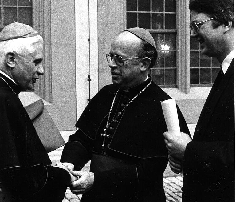 1989 bei der Feier zum 400-jährigen Bestehen des Würzburger Priesterseminars: Joseph Ratzinger (links), damals Präfekt der Glaubenskongregation in Rom, wird von Würzburgs Bischof Paul-Werner Scheele und von Regens Karl Hillenbrand begrüßt.
