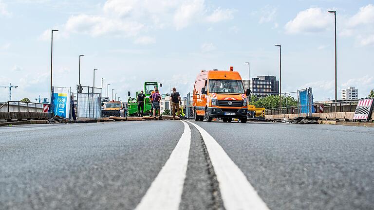 Seit 10. August ist die Hahnenhügelbrücke in Schweinfurt von der A70 kommend voll gesperrt, die Bauarbeiten sind in vollem Gange. Seit 10. August ist die Hahnenhügelbrücke in Schweinfurt von der A70 kommend voll gesperrt, die Bauarbeiten sind in vollem Gange.