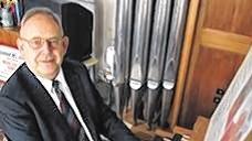 An der Orgel in seiner Wohnung: Paul Damjakob feiert am 23. Dezember seinen 75. Geburtstag. An der Orgel in seiner Wohnung: Paul Damjakob feiert am 23. Dezember seinen 75. Geburtstag.