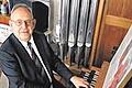 An der Orgel in seiner Wohnung: Paul Damjakob feiert am 23. Dezember seinen 75. Geburtstag.