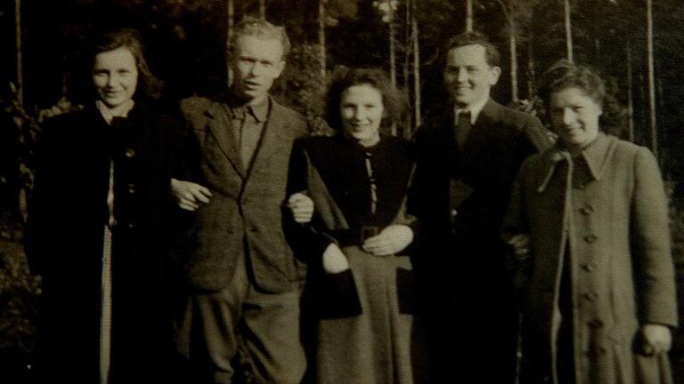 Als Fremde zu Freunden wurden: Dieses Foto aus der Nachkriegszeit zeigt in gemeinsamer Runde (von links) Inge Mohr, geb. Laubender, den Vertriebenen Adolf Ritschl, Traudl Scherer, geb. Gockler, den Vertriebenen Franz Egerer und Karola Wild, geb. Schlereth.