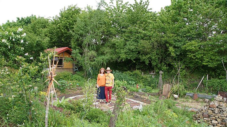 Jutta und Thomas Weimar stehen im Zentrum ihres Gartens und im Mittelpunkt einer Meditationsspirale. Foto: Arkadius Guzy - Jutta und Thomas Weimar stehen im Zentrum ihres Gartens und im Mittelpunkt einer Meditationsspirale. Foto: Arkadius Guzy Jutta und Thomas Weimar stehen im Zentrum ihres Gartens und im Mittelpunkt einer Meditationsspirale. Foto: Arkadius Guzy - Jutta und Thomas Weimar stehen im Zentrum ihres Gartens und im Mittelpunkt einer Meditationsspirale. Foto: Arkadius Guzy