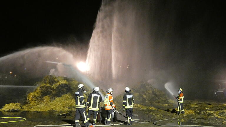 Die Löscharbeiten zogen sich die ganze Nacht durch. Mehrere Feuerwehren wurden nachalarmiert, um die erschöpften Kameraden abzulösen. Die Löscharbeiten zogen sich die ganze Nacht durch. Mehrere Feuerwehren wurden nachalarmiert, um die erschöpften Kameraden abzulösen.