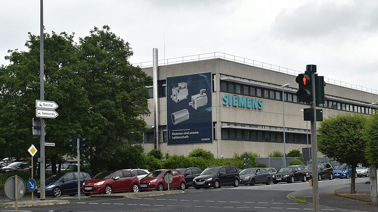 Zu Stoßzeiten Stoßstange an Stoßstange: An der Finanzamt-Kreuzung kam es immer wieder zu erheblichen Rückstauungen. Zu Stoßzeiten Stoßstange an Stoßstange: An der Finanzamt-Kreuzung kam es immer wieder zu erheblichen Rückstauungen.