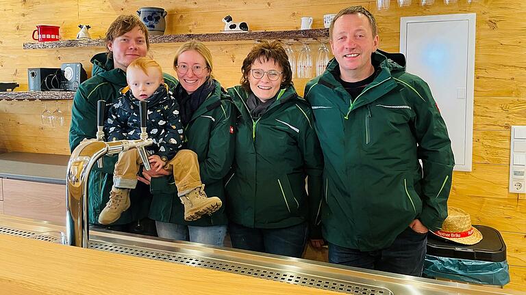 Mit ihrem Stallcafé hat sich Familie Büttner aus Weisbach einen Traum erfüllt. Das Bild zeigt (von links) Marcel und Theresa Büttner mit Sohn Hannes sowie Michaela und Theo Büttner. Mit ihrem Stallcafé hat sich Familie Büttner aus Weisbach einen Traum erfüllt. Das Bild zeigt (von links) Marcel und Theresa Büttner mit Sohn Hannes sowie Michaela und Theo Büttner.