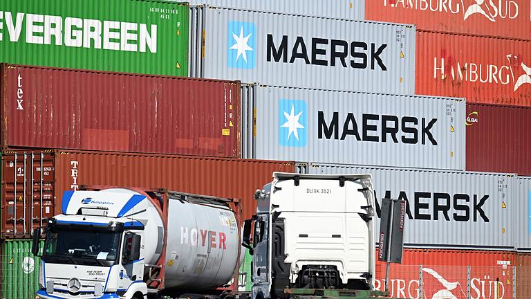 Container stapeln sich im Duisburger Hafen       -  Die USA waren 2024 der wichtigste Absatzmarkt für deutsche Exportgüter.