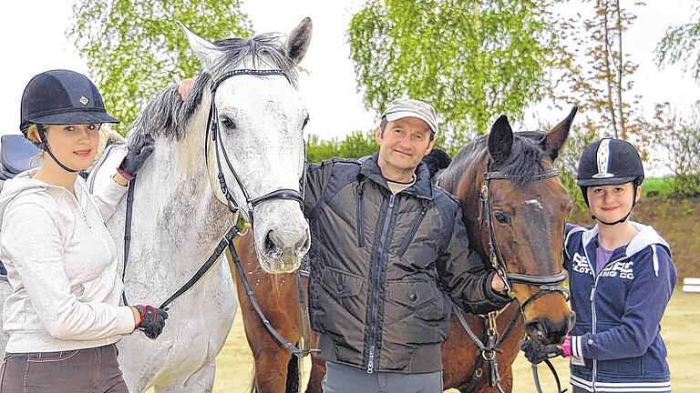 Aushängeschilder des Reitvereins: Julia Kraft (links) und Michelle Brendler (rechts) trainieren mit ihren Pferden „Camina Springtime“ und „Zach de Normandie“ für Reitturniere. In der Bildmitte ist der Vorsitzende der Reit- und Pferdefreunde Gerd Brendler. Aushängeschilder des Reitvereins: Julia Kraft (links) und Michelle Brendler (rechts) trainieren mit ihren Pferden „Camina Springtime“ und „Zach de Normandie“ für Reitturniere. In der Bildmitte ist der Vorsitzende der Reit- und Pferdefreunde Gerd Brendler.