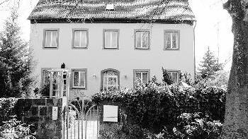 Ein stattliches Gebäude: das frühere       -  Ein stattliches Gebäude: das frühere Forstamt Bischbrunn befindet sich heute in Privatbesitz.