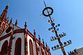 Am unteren Markt wird der Maibaum neben der Marienkapelle jedes Jahr vom Gartenamt der Stadt aufgestellt.