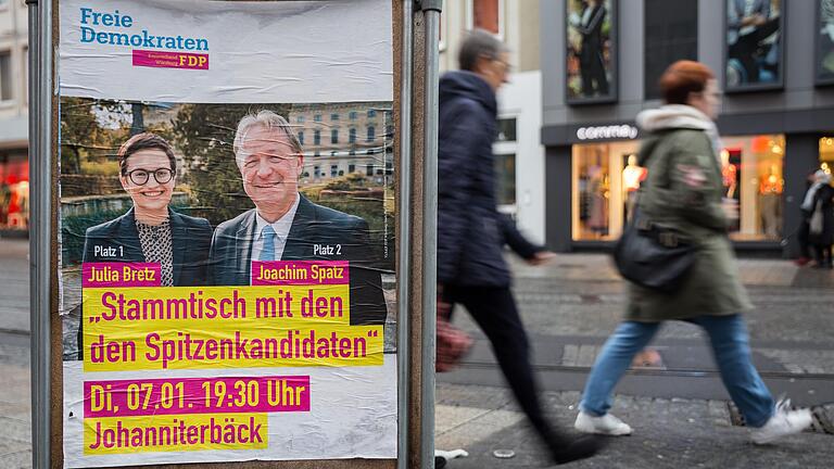 Abgesehen vom Fehler des doppelten 'den', ist auf dem Wahlplakat der FDP die Residenz im Hintergrund zu sehen. Dürfen Bilder für politische Zwecke auf dem Gelände der Bayerischen Schlösserverwaltung geschossen werden? Abgesehen vom Fehler des doppelten 'den', ist auf dem Wahlplakat der FDP die Residenz im Hintergrund zu sehen. Dürfen Bilder für politische Zwecke auf dem Gelände der Bayerischen Schlösserverwaltung geschossen werden?