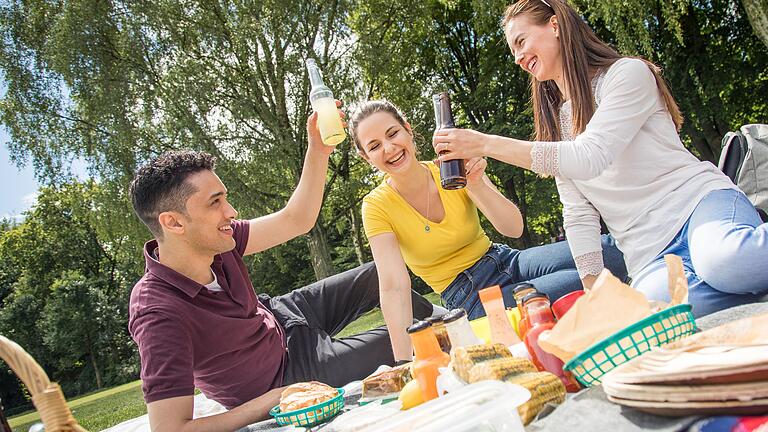 Wenn alles gut geht, dann dürften im Landkreis Haßberge ab Samstag diese drei Personen auf dem Symbolbild aus drei verschiedenen Hausständen stammen, ohne gegen Corona-Auflagen zu verstoßen. Wenn alles gut geht, dann dürften im Landkreis Haßberge ab Samstag diese drei Personen auf dem Symbolbild aus drei verschiedenen Hausständen stammen, ohne gegen Corona-Auflagen zu verstoßen.