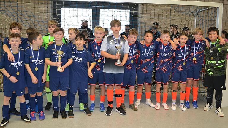 U13 Sieger Eußenheim (links) und&nbsp; der Zweitplatzierte Würzburg 1 (rechts).