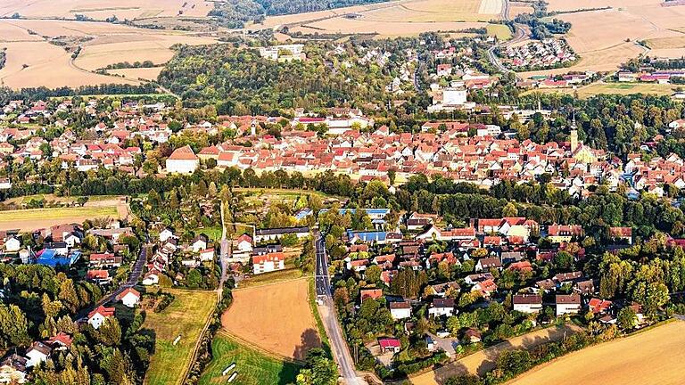 Kann man einen schöneren Blick auf Mellrichstadt haben als aus 300 Metern Höhe? Reporter Fred Rautenberg genoss den Blick aus einer Savage Cub. Kann man einen schöneren Blick auf Mellrichstadt haben als aus 300 Metern Höhe? Reporter Fred Rautenberg genoss den Blick aus einer Savage Cub.