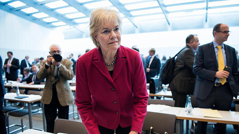 Erika Steinbach vor einer Fraktionssitzung der Unionsfraktion im Deutschen Bundestag. Steinbach tritt aus der CDU aus. Foto: Bernd von Jutrzenka, dpa - Erika Steinbach vor einer Fraktionssitzung der Unionsfraktion im Deutschen Bundestag. Steinbach tritt aus der CDU aus. Foto: Bernd von Jutrzenka, dpa Erika Steinbach vor einer Fraktionssitzung der Unionsfraktion im Deutschen Bundestag. Steinbach tritt aus der CDU aus. Foto: Bernd von Jutrzenka, dpa - Erika Steinbach vor einer Fraktionssitzung der Unionsfraktion im Deutschen Bundestag. Steinbach tritt aus der CDU aus. Foto: Bernd von Jutrzenka, dpa