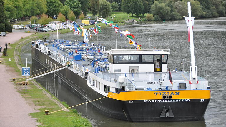 Das Tankmotorschiff (TMS) 'Tizian' der BVG Marktheidenfeld wurde am 15. September 2017 in Marktheidenfeld getauft.