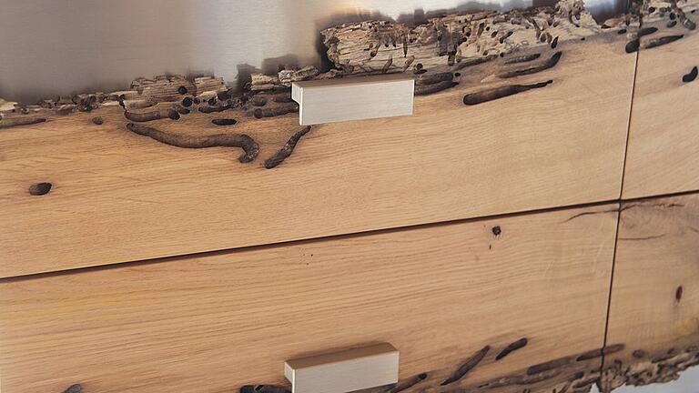 Ein ganz besonderes Detail vom Multimedia-Sideboard „Venezia“ von Lennart Scholze aus „Eiche Briccole die Venezia“. Ein ganz besonderes Detail vom Multimedia-Sideboard „Venezia“ von Lennart Scholze aus „Eiche Briccole die Venezia“.