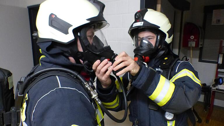 Bevor es auf die Strecke geht, überprüfen die Feuerwehrler gegenseitig ihre Atemschutzgeräte. Bevor es auf die Strecke geht, überprüfen die Feuerwehrler gegenseitig ihre Atemschutzgeräte.