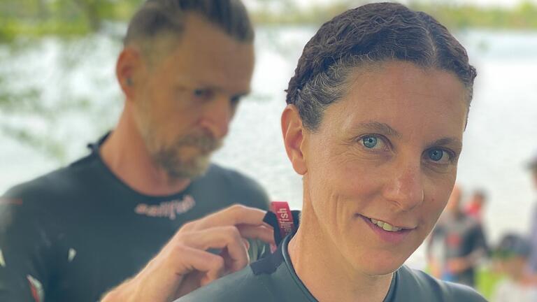 Triathletin Karina Steffan vom TSV Karlstadt, hier mit ihrem Mann Andreas Vicedom, wird einen solchen Neoprenanzug bei der Ironman-Weltmeisterschaft auf Hawaii nicht benötigen. Triathletin Karina Steffan vom TSV Karlstadt, hier mit ihrem Mann Andreas Vicedom, wird einen solchen Neoprenanzug bei der Ironman-Weltmeisterschaft auf Hawaii nicht benötigen.