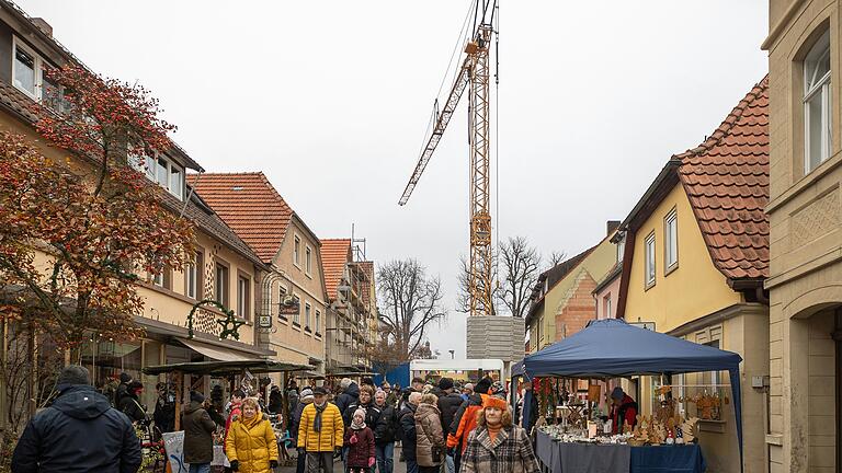 Der kleine Markt am großen Kran machte die Kapellenstraße zum Anziehungspunkt. Der kleine Markt am großen Kran machte die Kapellenstraße zum Anziehungspunkt.