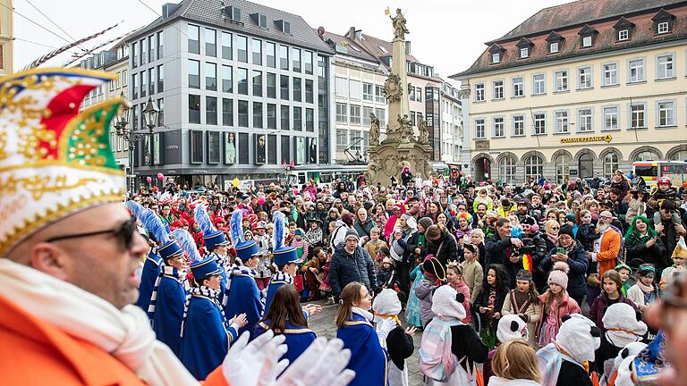 Vor dem Rathaus in Würzburg sammelte sich der Kinderfaschingszug für ein buntes Programm.