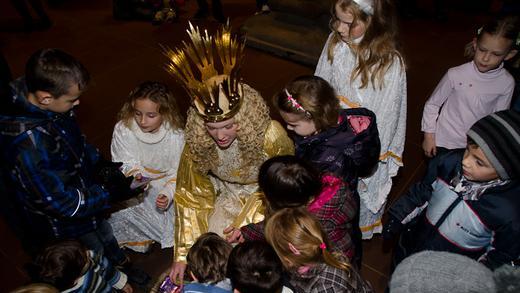Christkind zu Besuch       -  Im zweiten Jahr ist Franziska Handke als Nürnberger Christkind seit Samstag unterwegs. Einer der ersten der rund 180 Termine der Saison führte sie zum Schweinfurter Weihnachtsmarkt, wo sie  den Prolog vom Balkon des Rathauses sprach. Die Budenstraßen waren zu diesem Zeitpunkt prall mit Besuchern gefüllt und vor der Bühne drängelten sich schon lange bevor das Christkind in der Pferdekutsche vorfuhr die Eltern mit den Kindern.